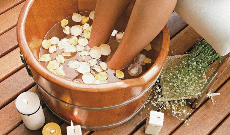 Banho de imersão e escalda-pés: formas de uso dos óleos essenciais