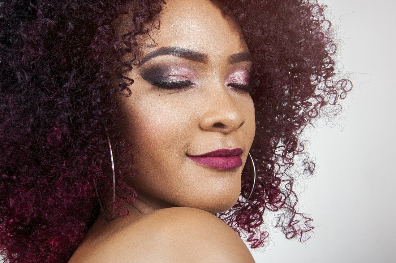 Cabelo crespo: 4 dicas e cuidados ao assumir os cachos naturais