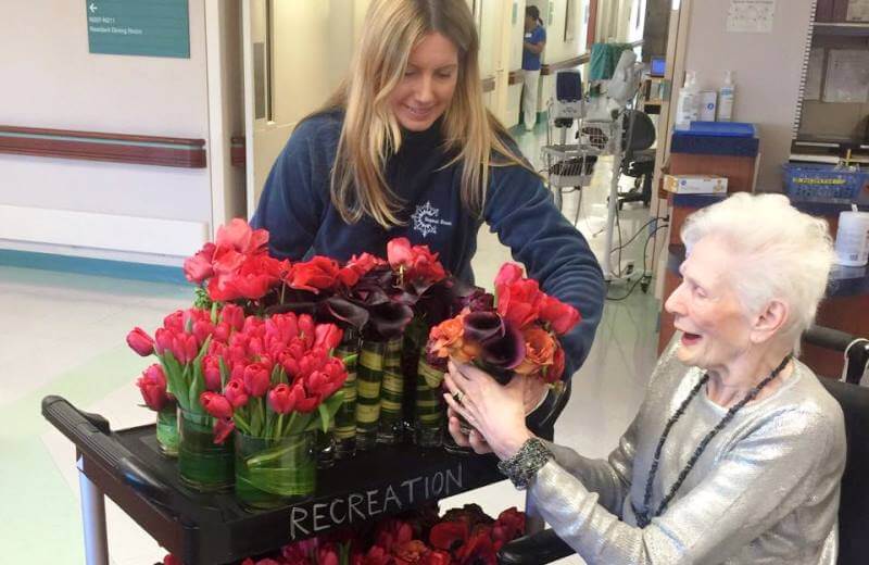 A decoradora de casamentos que doa as flores para idosos em asilos !