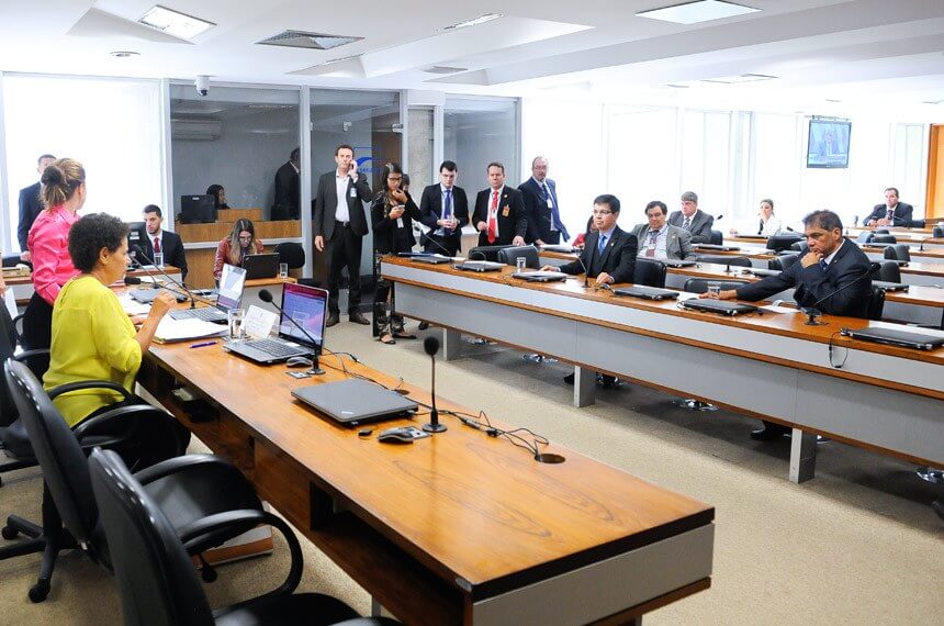 Jovens senadores de alerta sobre produtos cancerígenos vira projeto