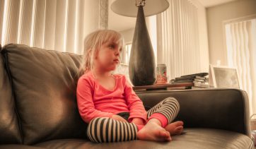 Televisão ligada ao fundo pode prejudicar o desenvolvimento das crianças, apontam especialistas!