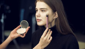 Por que usar o pó compacto natural na sua make?